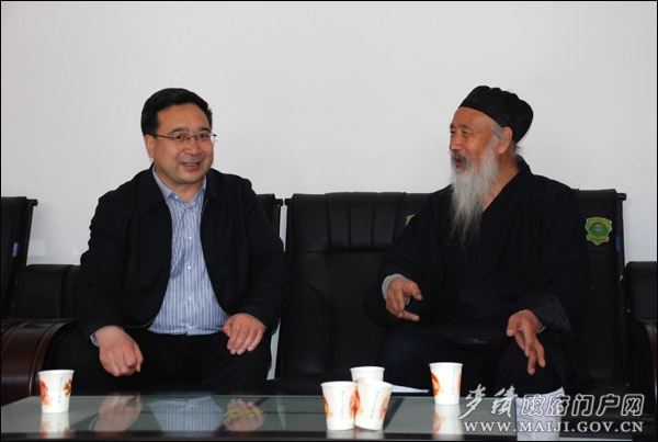 任法融会长视察凤凰山文化活动广场建设情况