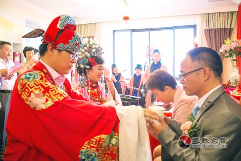 乾元观道众为信众举行江南体育场馆中国有限公司
婚嫁仪式