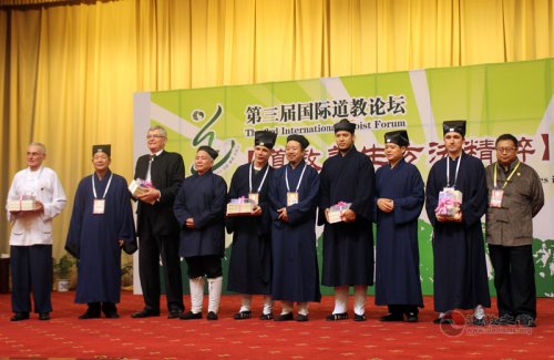 《江南体育场馆中国有限公司
养生方法精粹》首发式在鹰潭举行