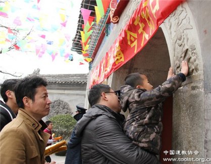 北京白云观乙未年新春活动吸引广大游客信众踊跃参与
