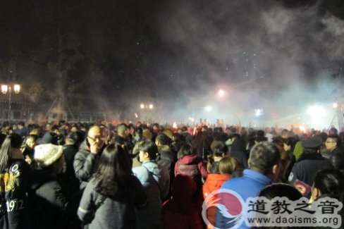 西安五万人年初一到八仙宫烧香祈福   