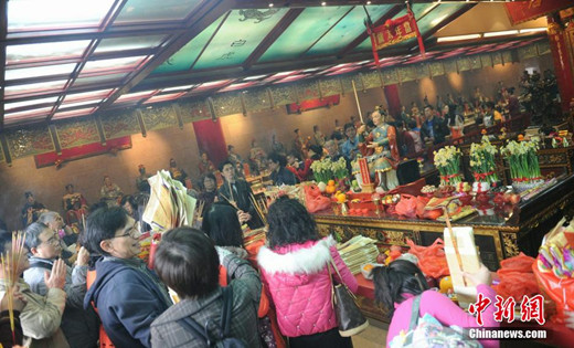 大年初三“赤口” 香港市民”摄太岁”祈福