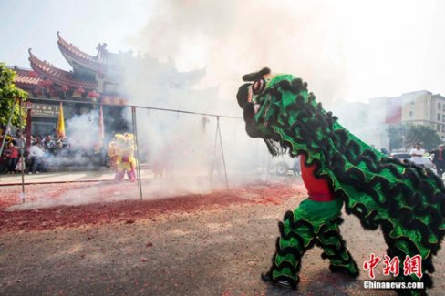 洛杉矶华人涌入天后宫庙上香祈福