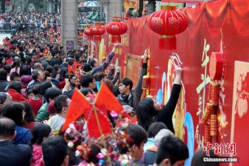  香港市民在黄大仙祠祈愿墙许愿