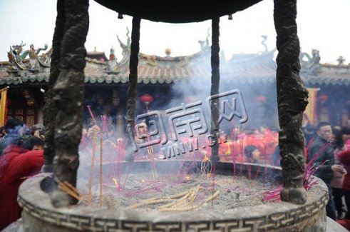 关帝庙除夕迎八方游客烧头香 祈福许愿新一年
