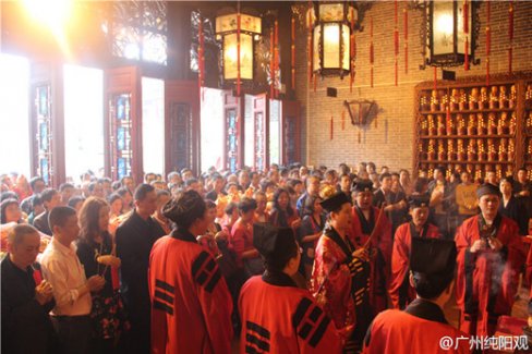 广州纯阳观财神巡游派利市，市民争着沾财运