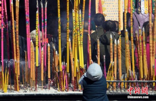 山西大同纯阳宫正月初八民众烧高香祈福
