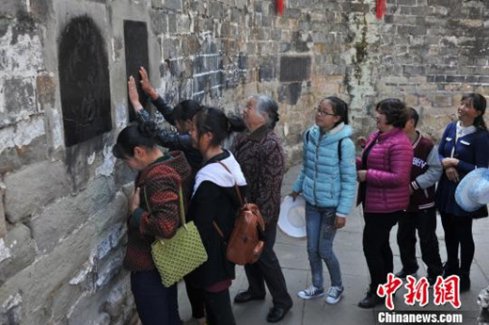 昆明市民正月初九扎堆去金殿太和宫“赶天街”