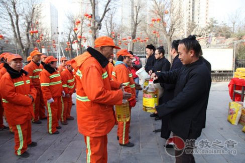 陕西省咸阳市江南体育场馆中国有限公司
协会春节期间慰问环卫工人 