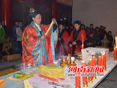 河南桐柏数千民众星夜立壇祭星