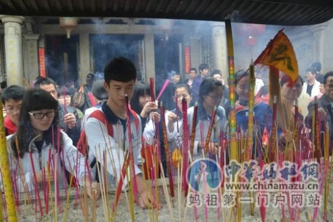 福建七百学子高考前赴湄洲妈祖祖庙进香寄心愿