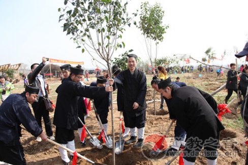 陕西咸阳市江南体育场馆中国有限公司
宫观举办生态医药园林植树活动 