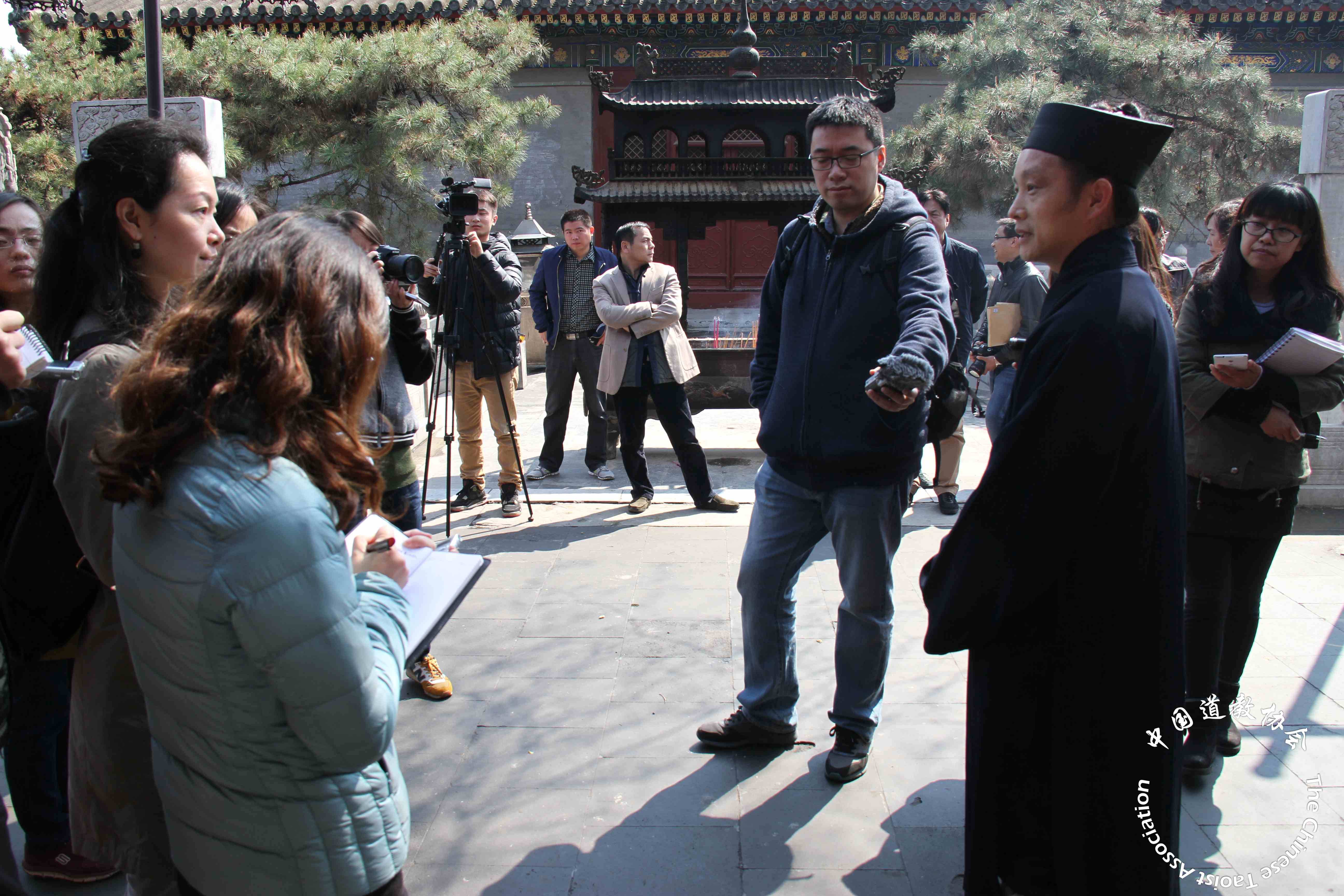 各新闻媒体赴北京白云观采访道观功德箱管理相关事宜