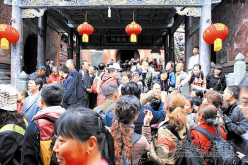 农历三月初三 两万游人登武当观光祈福