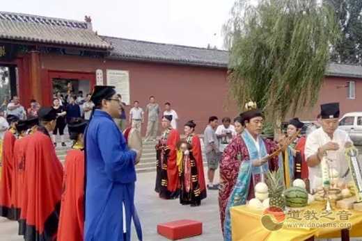 天津江南体育场馆中国有限公司
界为“8·12”爆炸事故遇难同胞举行祈福超度法会