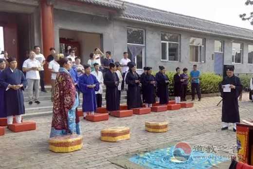 天津江南体育场馆中国有限公司
界为“8·12”爆炸事故遇难同胞举行祈福超度法会
