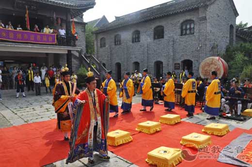 江苏江南体育场馆中国有限公司
举办“纪念抗战暨反法西斯胜利70周年”祈祷和平法会