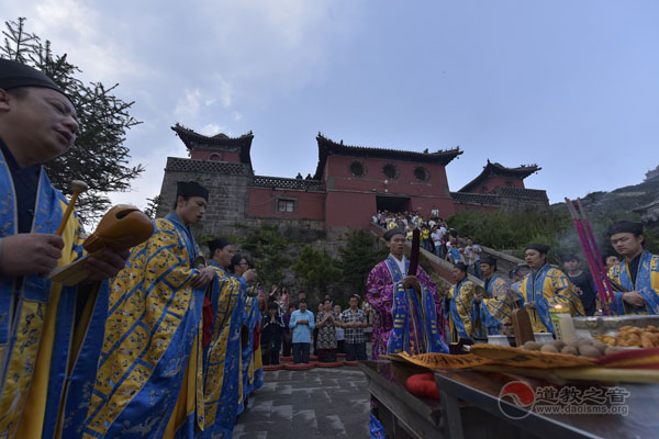 泰山碧霞祠举行纪念抗战胜利70周年超荐法会