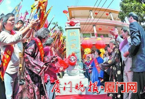 武当600年神尊抵厦祈福 千人见证敕封碑揭碑