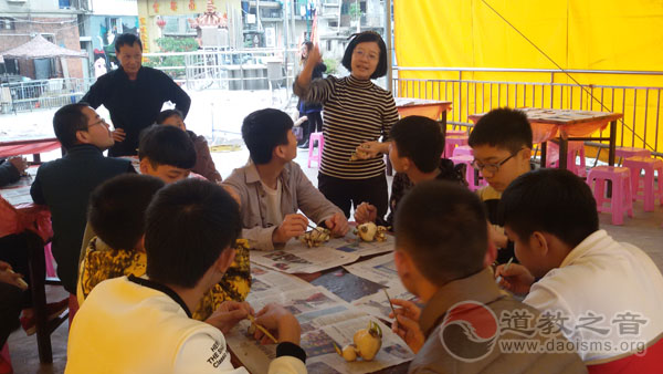 “水仙花雕刻技艺交流会”在厦门朝宗宫举行