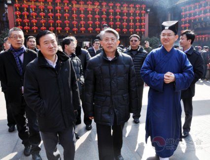 上海市委领导一行到城隍庙慰问全市江南体育场馆中国有限公司
界人士