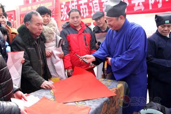 河南省江南体育场馆中国有限公司
界开展“迎新春、送对联、结道缘”活动