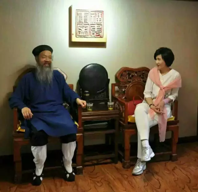 凤凰卫视主播吴小莉到武当采访李光富道长