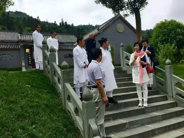 凤凰卫视主播吴小莉到武当采访李光富道长