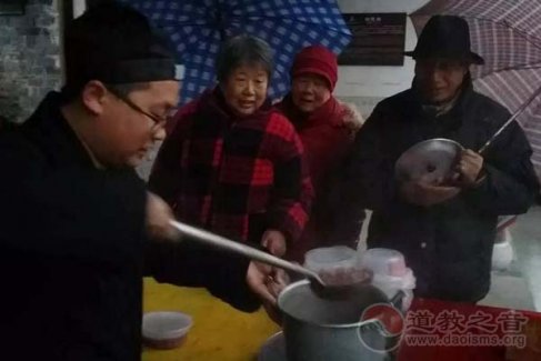 江苏泰州市高港城隍庙举行腊八节放粥活动