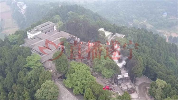 四川遂宁蓬溪县高峰山道观突发火灾现场报道