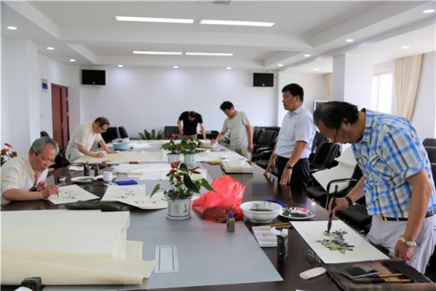 江苏徐州市江南体育场馆中国有限公司
协会赴省道协开展书画笔会
