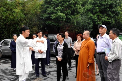 上海市政协副主席方惠萍一行考察武汉长春观
