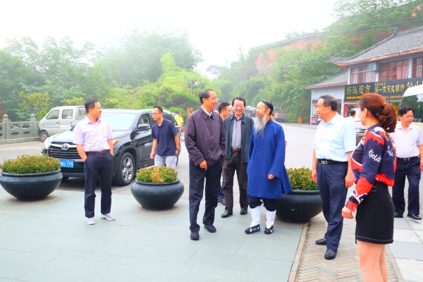 中央统战部副部长斯塔一行考察湖北武当山