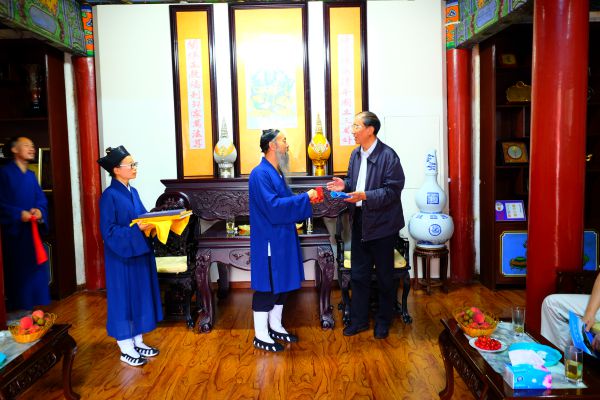 中央统战部副部长斯塔一行考察湖北武当山