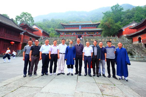 中央统战部副部长斯塔一行考察湖北武当山