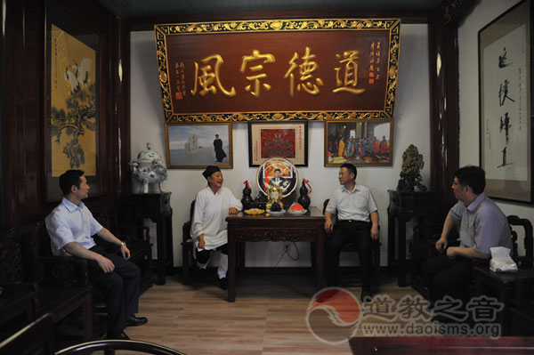 湖北省武汉市副市长龙良文到长春观检查工作
