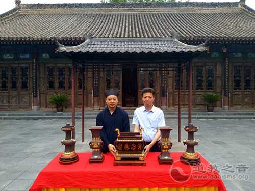 西安八仙宫受赠工艺美术大师曹安祥的作品