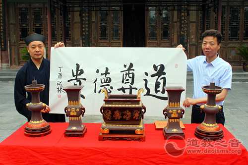 西安八仙宫受赠工艺美术大师曹安祥的作品