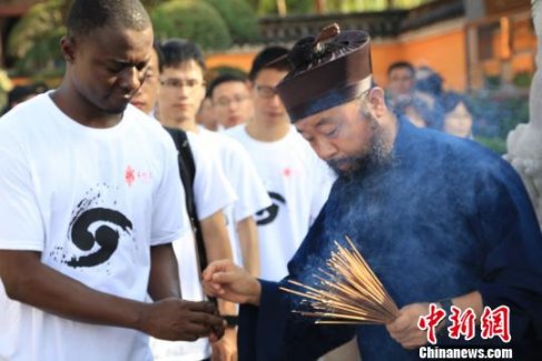 全球百名博士生考察海南生态环境保护及江南体育场馆中国有限公司
文化