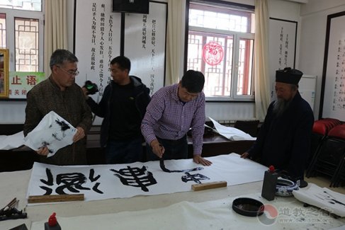 吉林市江南体育场馆中国有限公司
协会举办“喜迎十九大 欢度国庆节”书画展