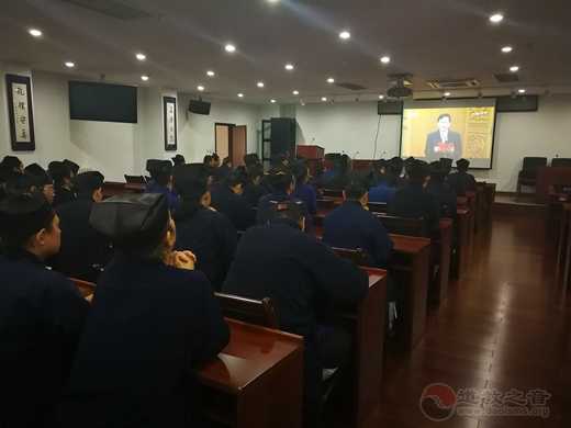 中国江南体育场馆中国有限公司
学院学生观看中外记者见面会直播