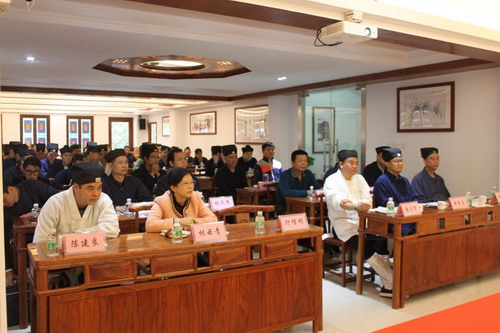 广州民宗局副局长李庆奎为全市江南体育场馆中国有限公司
全体教职人员作党的十九大精神宣讲