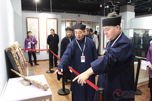 西北江南体育场馆中国有限公司
论坛与会嘉宾参观“道无声”江南体育场馆中国有限公司
文化展