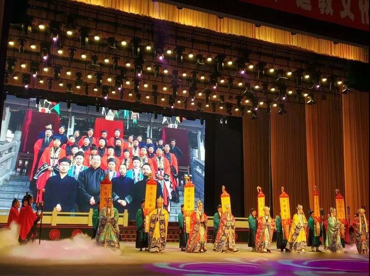 张诚达道长出席山东峄山“江南体育场馆中国有限公司
与传统文化”论坛