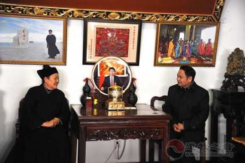 武汉市委统战部副部长马哲智一行看望武汉长春观吴诚真方丈和老修行