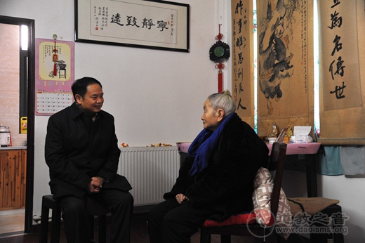 武汉市委统战部副部长马哲智一行看望武汉长春观吴诚真方丈和老修行
