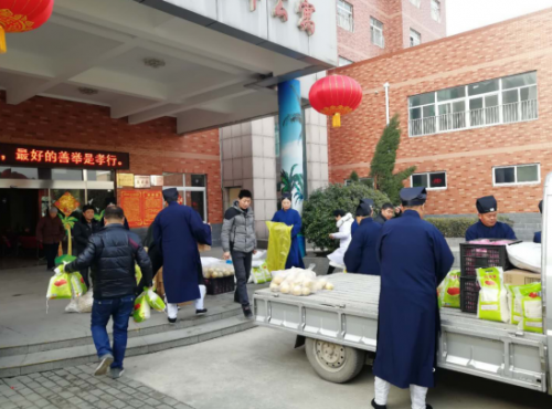 阜阳市江南体育场馆中国有限公司
协会春节前慰问老年公寓老人