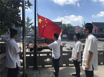 江苏昆山白塔龙王庙举行升国旗仪式暨“四进”道观活动