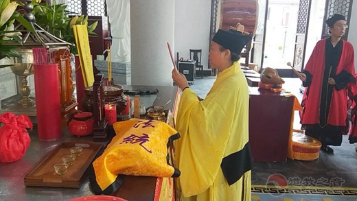 南岳衡山道院方丈黄至安大师率领全体道众恭迎法统