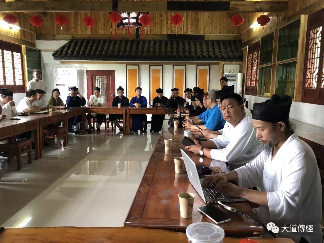 “海峡两岸江南体育场馆中国有限公司
斋醮文化交流座谈会”在大道观“大道讲堂”举行